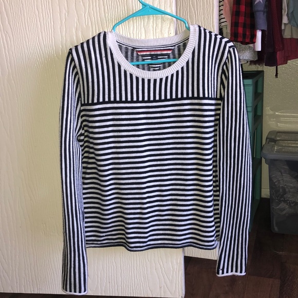 Tommy Hilfiger Sweaters - Tommy Hilfiger loose fitting sweater